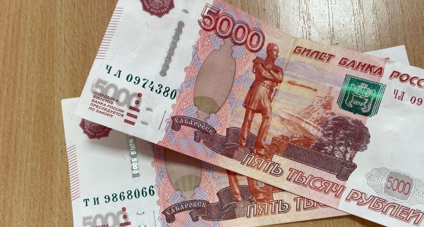 Максимум 10 тысяч рублей: новые правила переводов с карты на карту для россиян в мае