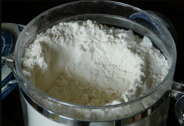Миндальная vs. кокосовая мука: какой ингредиент является королевой кето-выпечки