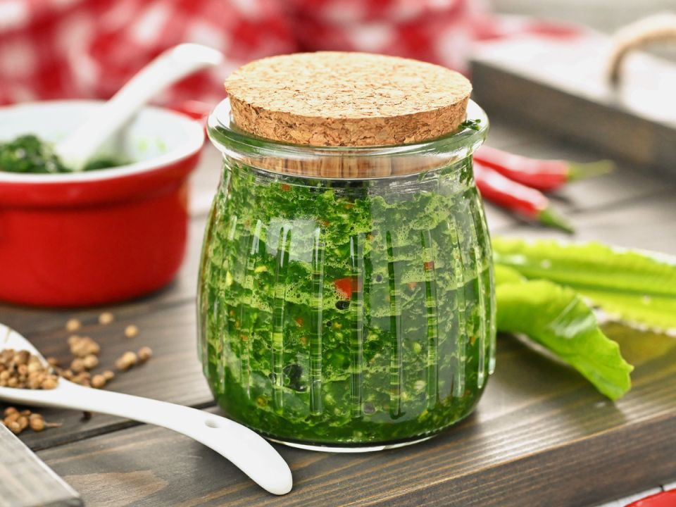 Как использовать листья хрена: оригинальный рецепт аджики, который удивит всех