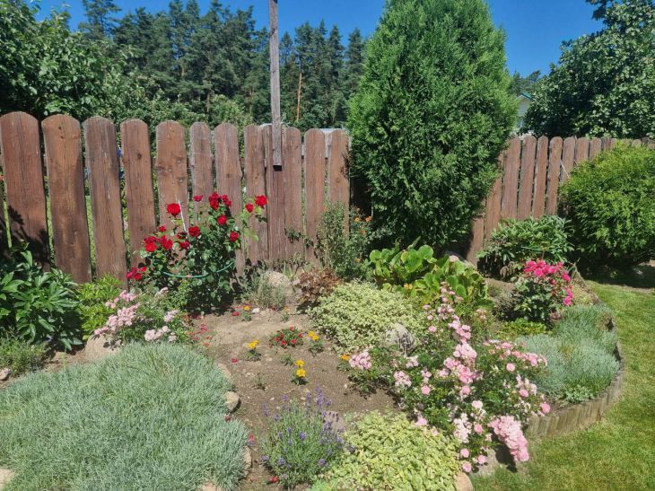 Столбы для забора будут стоять вечно: мастер поделился способами установки без бетонирования