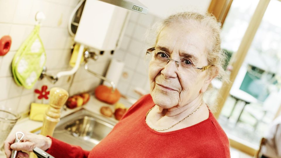 Вот зачем хитрые хозяйки скупают пленку упаковками: от нагара на кухне незаменимая вещь