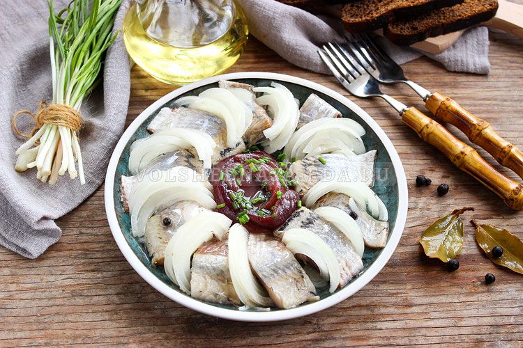 Искусство маринования селедки с луком
