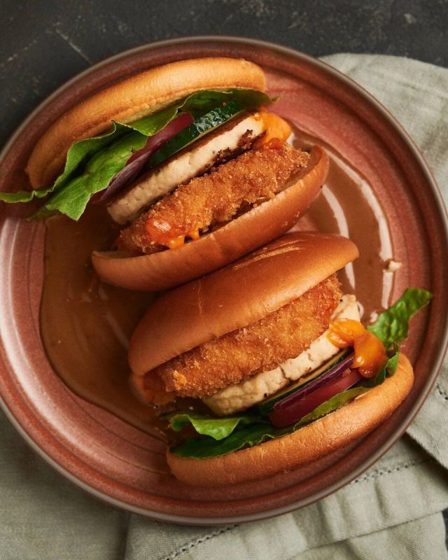 Вкус, который согревает — бургер с курицей и сыром