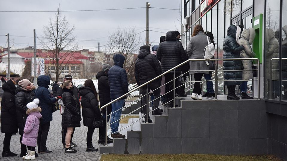 Почему россияне снова обращаются к наличным: озабоченность и реальность