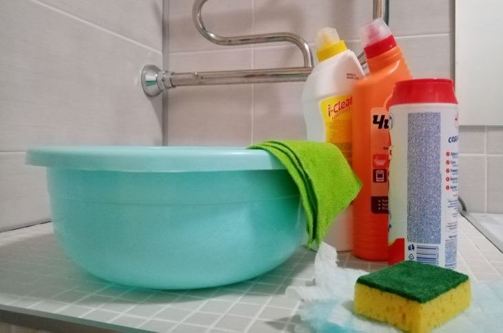 Как вывести с белой одежды желтые пятна: поможет «рабочее» копеечное средство