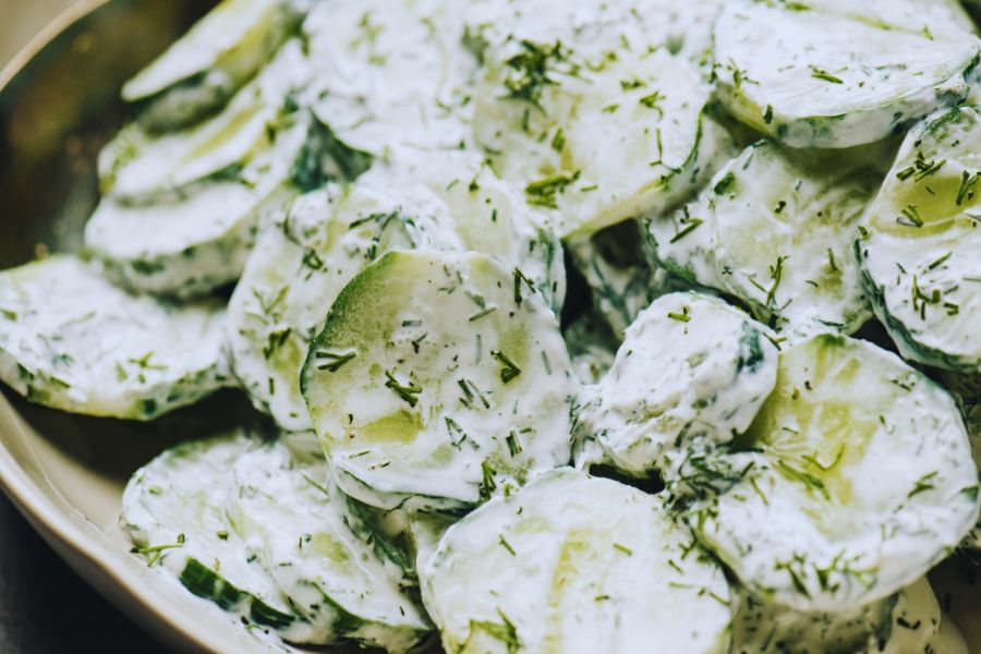 Огуречный салат с изысканным вкусом: идеальное решение для жаркого лета