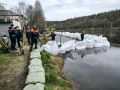 В Кильдинстрое возвели дамбу из мешков с песком для защиты домов от подтопления