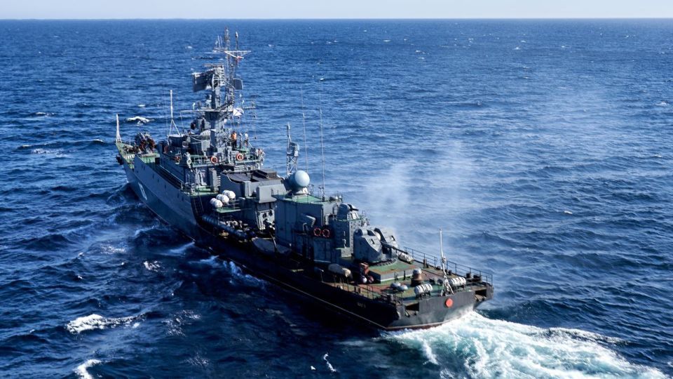 МПК "Онега" Северного флота провел учебный бой с атомной подлодкой в Белом море