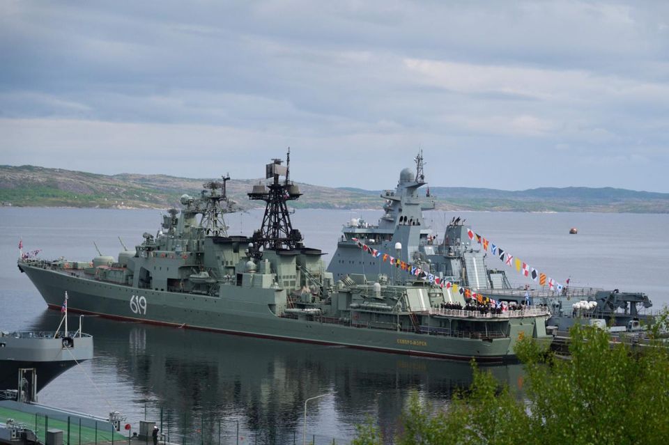 Юнармейцы торжественно подняли флаг России над главной базой Северного флота