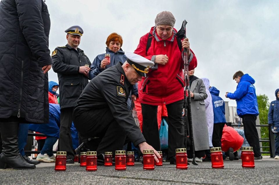 Сегодня, в День стойкости и мужества мурманчан, в столице Кольского Заполярья провели торжественный митинг