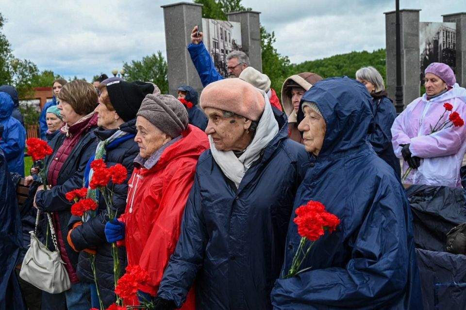 Сегодня, в День стойкости и мужества мурманчан, в столице Кольского Заполярья провели торжественный митинг