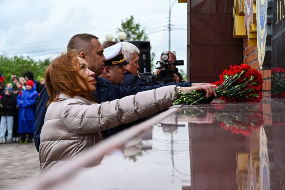 Сегодня, в День стойкости и мужества мурманчан, в столице Кольского Заполярья провели торжественный митинг