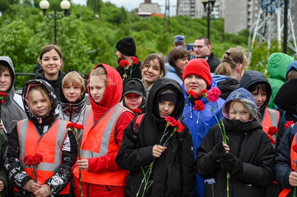 Сегодня, в День стойкости и мужества мурманчан, в столице Кольского Заполярья провели торжественный митинг