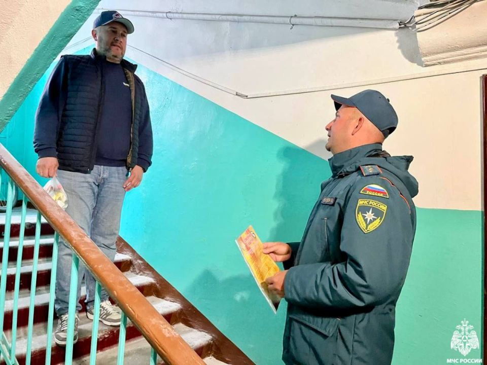 Жилой сектор под надзором. Сотрудники управления надзорной деятельности и профилактической работы #МЧСМурманск на регулярной основе проводят рейды в жилых домах и гаражных кооперативах