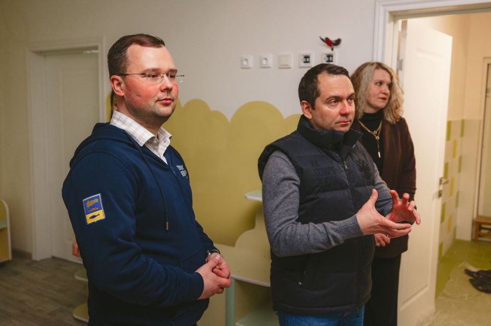 Вместе с губернатором Мурманской области Андреем Владимировичем Чибисом объехали городские образовательные учреждения, в которых идет капремонт по федеральной программе «Модернизация школьных систем образования»