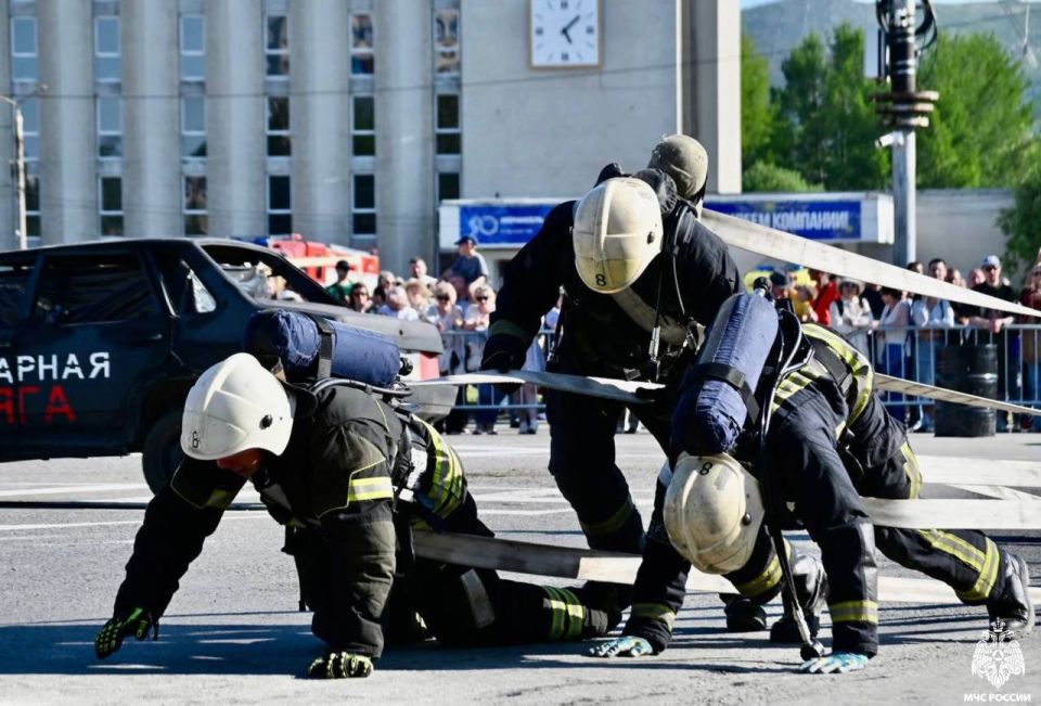 «Огненный» спорт. Сегодня на центральной площади Мончегорска соревнования «Пожарная тяга. Экстремальная атлетика», приуроченные ко Дню металлурга, объединили пожарные команды Заполярных подразделений МЧС России и гостей...