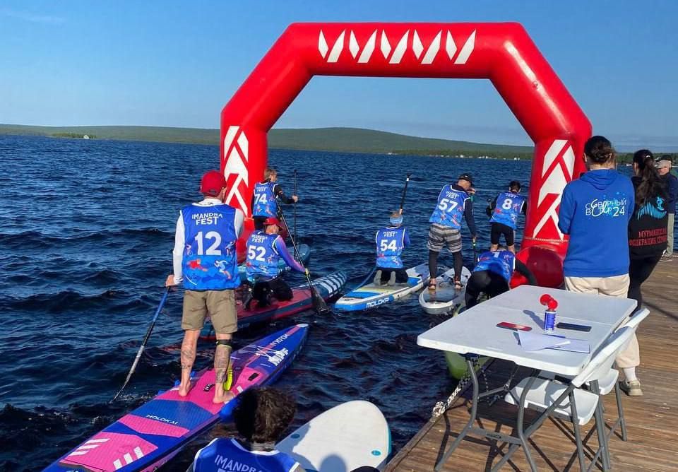 На озере Имандра состоялся чемпионат Мурманской области по сёрфингу в дисциплине «доска с веслом»
