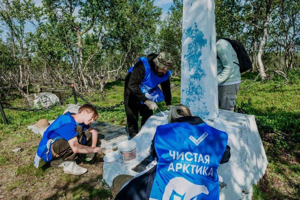 Волонтеры &quot;Чистой Арктики&quot; отреставрировали мемориал павшим советским солдатам в Печенгском округе