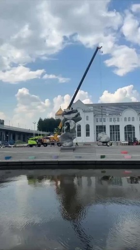 С Болотной набережной в Москве убирают 12-метровую «Большую глину № 4»