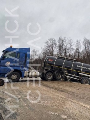 Фура, перевозившая мазут, оказалась в кювете по пути в Тулому