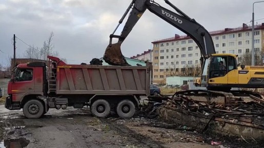 В Мурманске от останков аварийных домов расчищают улицу Калинина