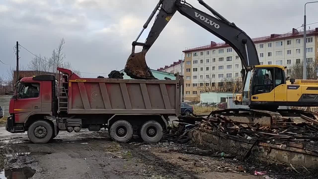 В Мурманске от останков аварийных домов расчищают улицу Калинина