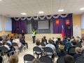 Накануне осенних школьных каникул в средней общеобразовательной школе № 4 города Полярные Зори состоялась профилактическая встреча учащихся с сотрудниками полиции