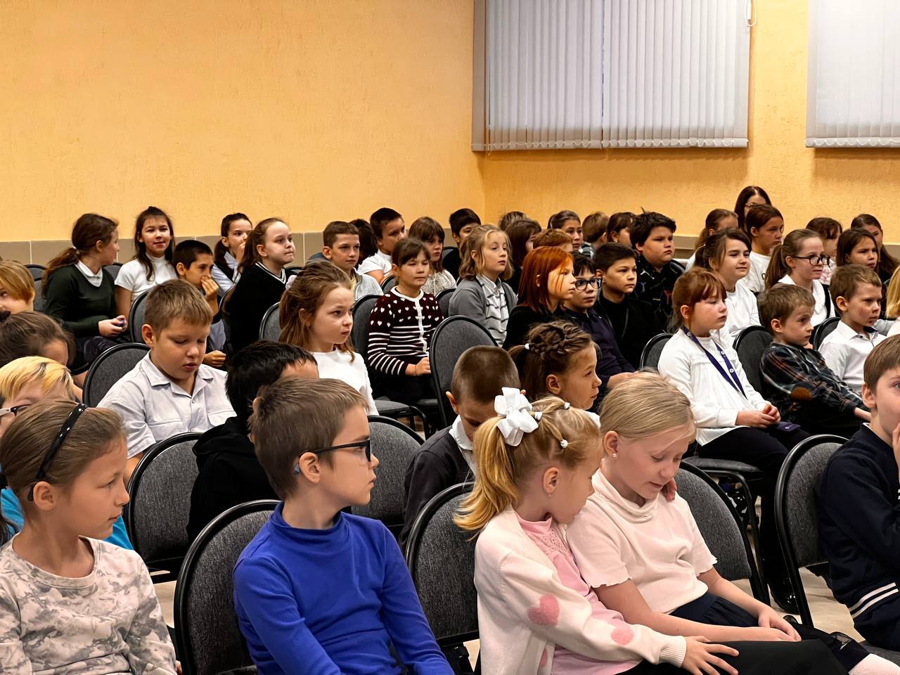Накануне осенних школьных каникул в средней общеобразовательной школе № 4 города Полярные Зори состоялась профилактическая встреча учащихся с сотрудниками полиции Накануне осенних школьных каникул в средней общеобразовательной школе № 4 города Полярные Зори состоялась профилактическая встреча учащихся с сотрудниками полиции