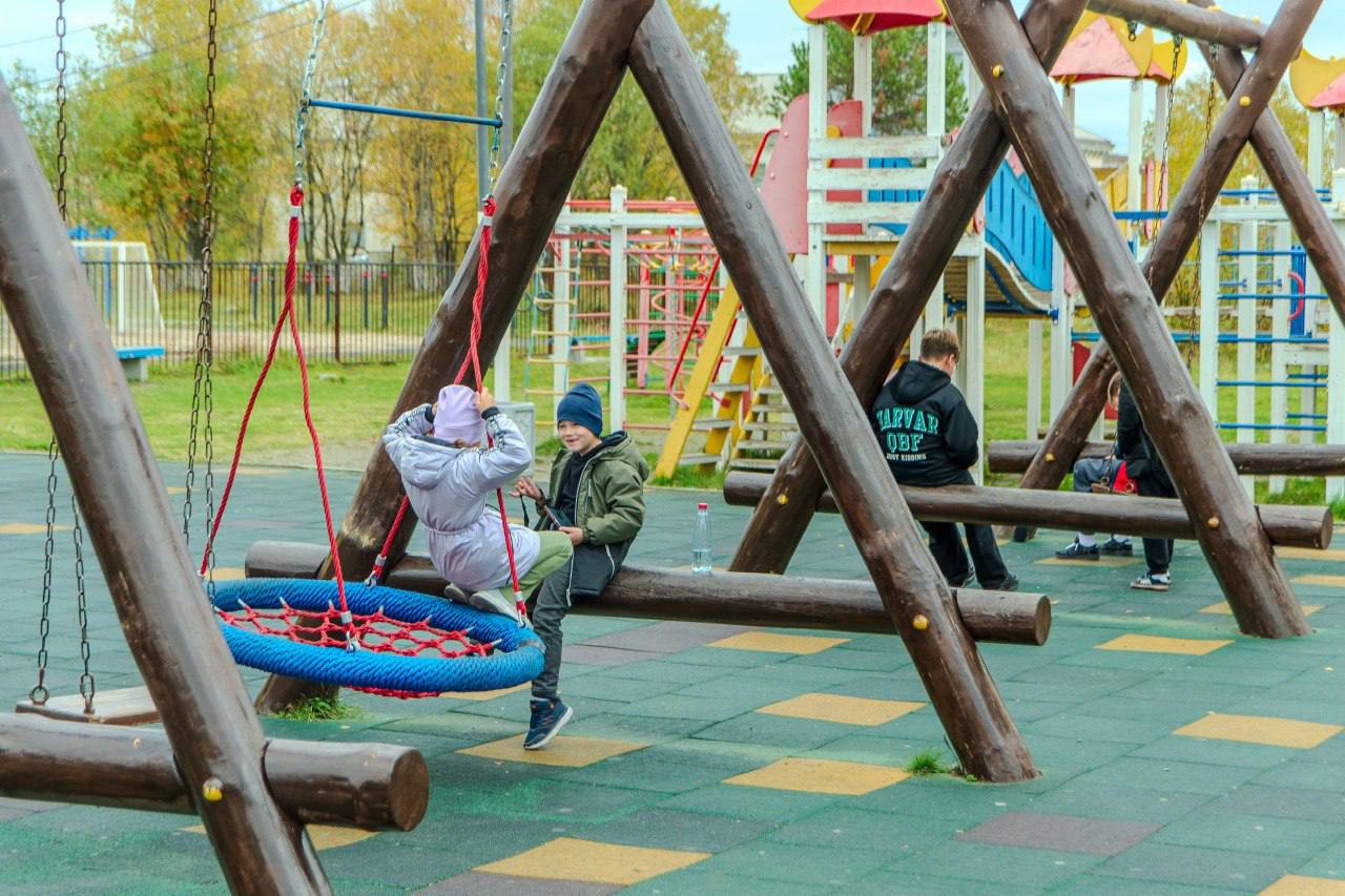В Оленегорске по губернаторскому плану «На Севере – жить!» благоустроены четыре сквера, Минеральная набережная, установлено 12 детских и 6 спортивных площадок В Оленегорске по губернаторскому плану «На Севере – жить!» благоустроены четыре сквера, Минеральная набережная, установлено 12 детских и 6 спортивных площадок