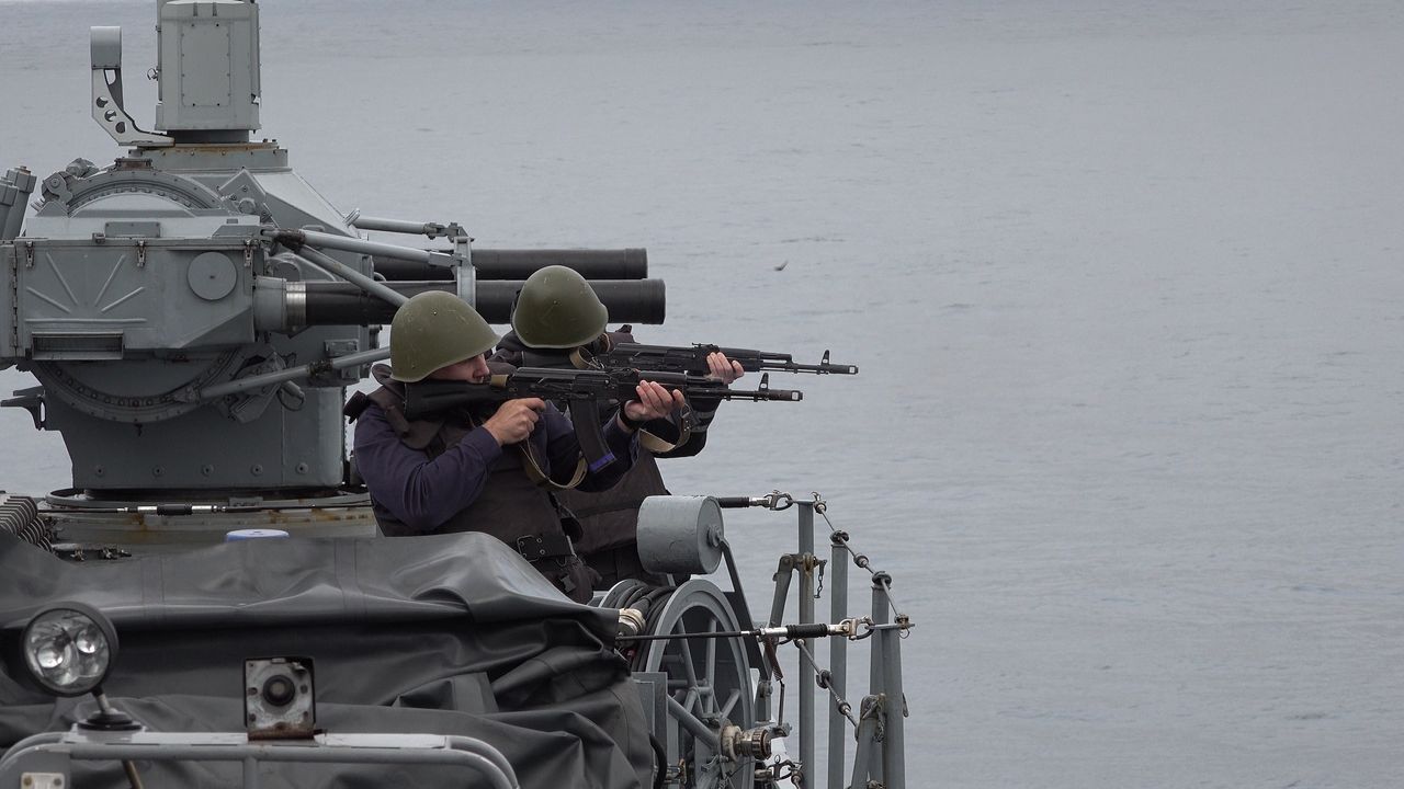 В море потрудились ударно. Экипаж нового фрегата "Адмирал Головко" успешно решил задачи стратегического учения Сейчас ракетный корабль стоит у причала, и его экипаж занимается повседневными делами, решая вопросы боевой учебы... В море потрудились ударно. Экипаж нового фрегата "Адмирал Головко" успешно решил задачи стратегического учения Сейчас ракетный корабль стоит у причала, и его экипаж занимается повседневными делами, решая вопросы боевой учебы...