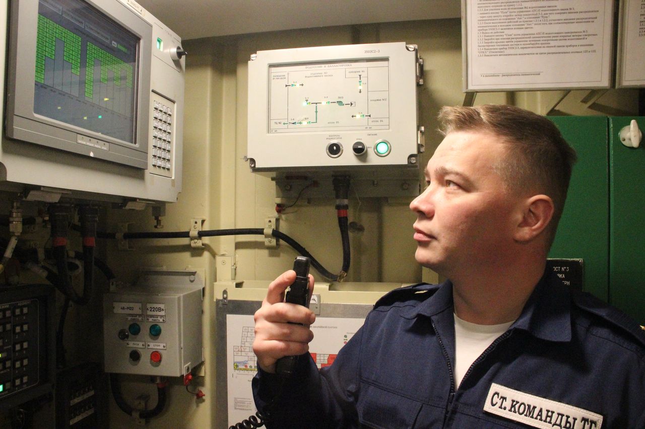 Все зависит от нас. Так считает старшина трюмной команды фрегата "Адмирал Головко", который искренне гордится своей службой На любом корабле их называют просто – "трюмными", а в неформальной обстановке – королями воды и пара Все зависит от нас. Так считает старшина трюмной команды фрегата "Адмирал Головко", который искренне гордится своей службой На любом корабле их называют просто – "трюмными", а в неформальной обстановке – королями воды и пара