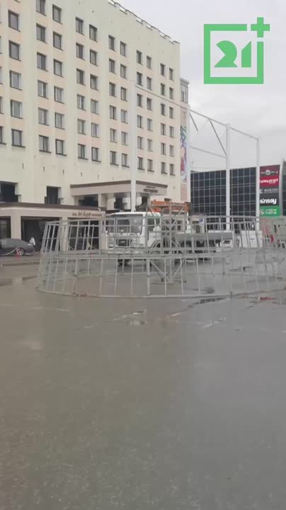 Главную новогоднюю ёлку начали устанавливать в Мурманске