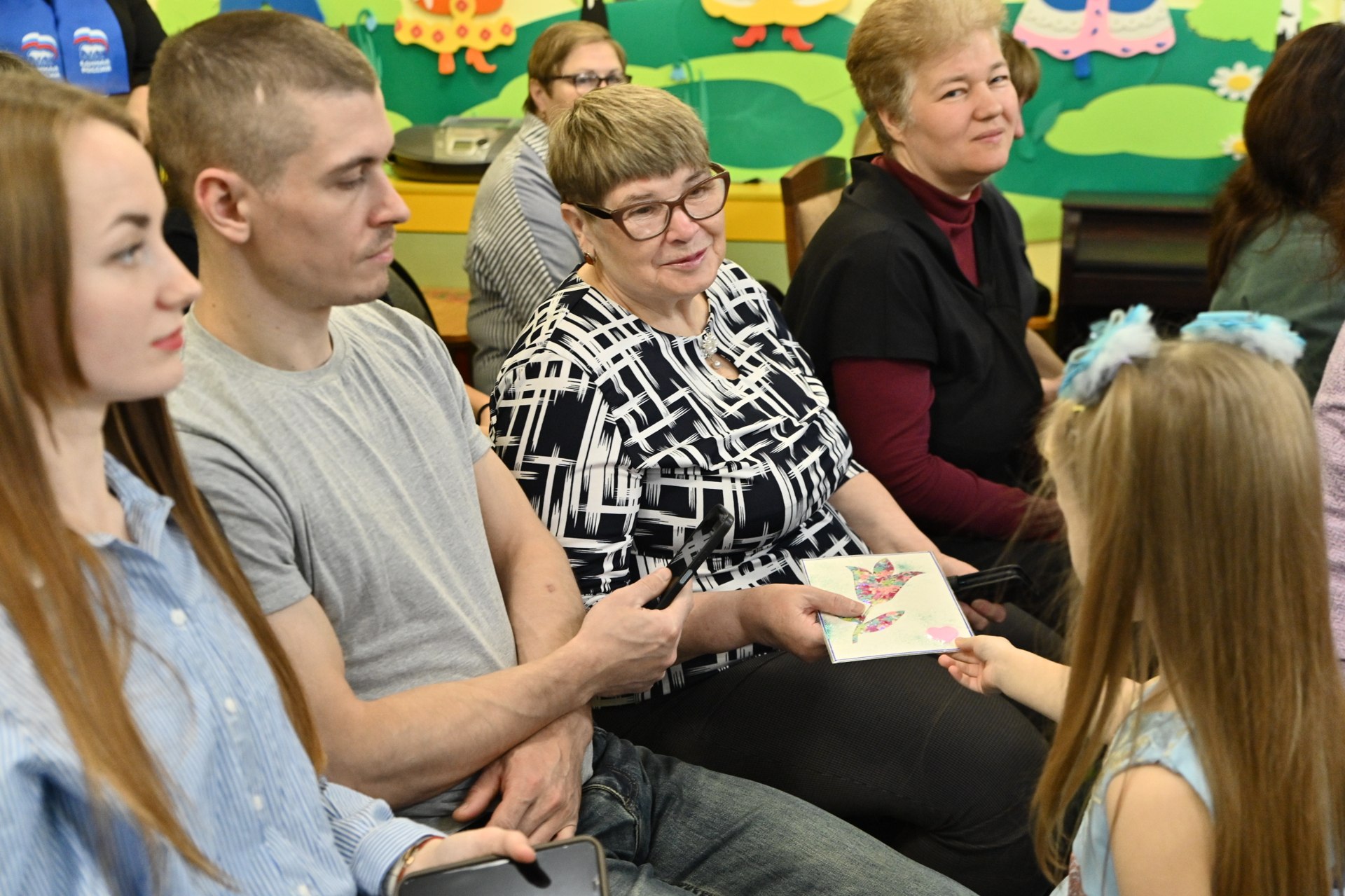 Трогательный праздник, посвященный Дню бабушек и дедушек, прошел сегодня в детском саду №46 (район Росляково, Североморское шоссе, 20) Трогательный праздник, посвященный Дню бабушек и дедушек, прошел сегодня в детском саду №46 (район Росляково, Североморское шоссе, 20)
