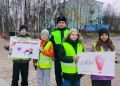 Сотрудники Госавтоинспекции ОМВД России по Мурманской области совместно с отрядом юных инспекторов движения (ЮИД) из школы №5 микрорайона «Нива-3» г. Кандалакша провели профилактическую акцию «Засветись»