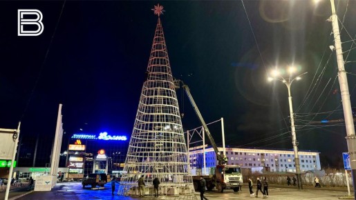 В Мурманске приступили к установке главной новогодней елки