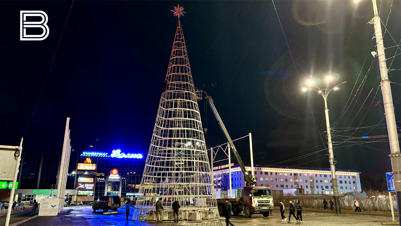 В Мурманске приступили к установке главной новогодней елки
