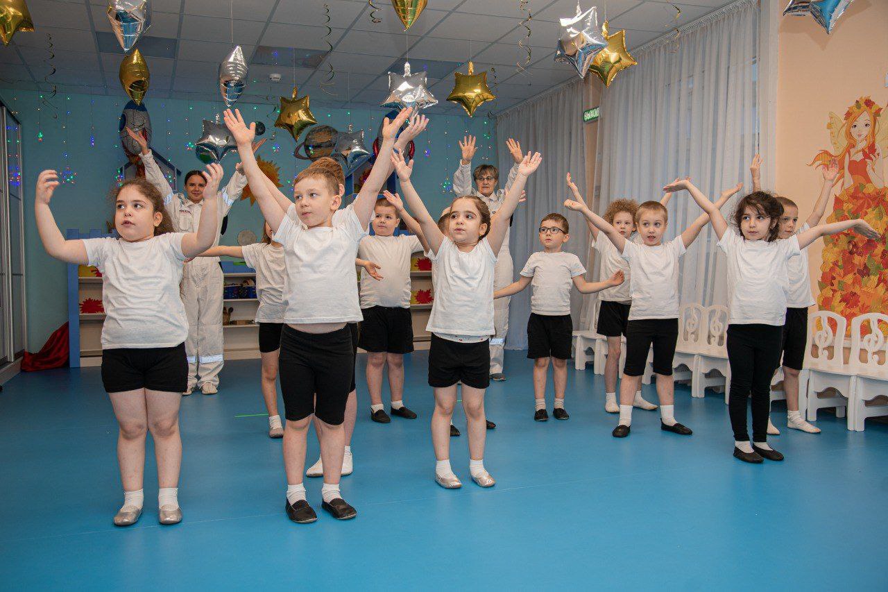 В Мурманске после капитального ремонта в здании детского сада № 93 на проспекте Ленина, 99, состоялось спортивно-музыкальное мероприятие «Путешествие на неизведанную планету» В Мурманске после капитального ремонта в здании детского сада № 93 на проспекте Ленина, 99, состоялось спортивно-музыкальное мероприятие «Путешествие на неизведанную планету»