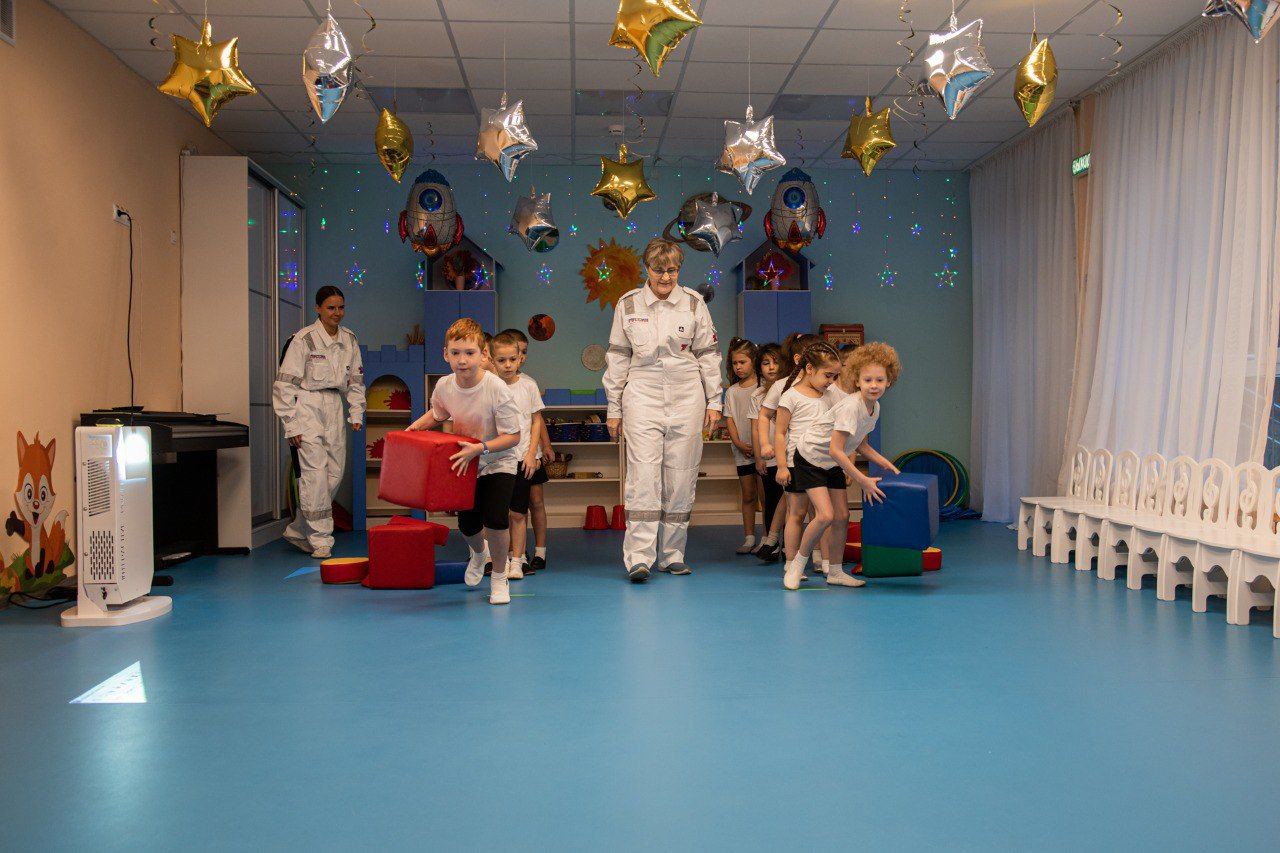 В Мурманске после капитального ремонта в здании детского сада № 93 на проспекте Ленина, 99, состоялось спортивно-музыкальное мероприятие «Путешествие на неизведанную планету» В Мурманске после капитального ремонта в здании детского сада № 93 на проспекте Ленина, 99, состоялось спортивно-музыкальное мероприятие «Путешествие на неизведанную планету»