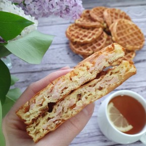 Вкусный завтрак: венские вафли с ветчиной и сыром