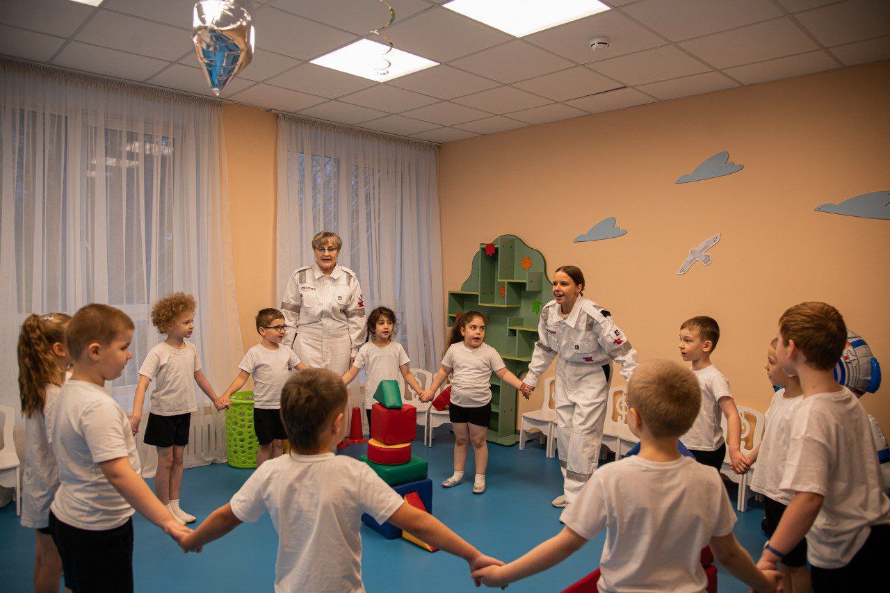 В Мурманске после капитального ремонта в здании детского сада № 93 на проспекте Ленина, 99, состоялось спортивно-музыкальное мероприятие «Путешествие на неизведанную планету» В Мурманске после капитального ремонта в здании детского сада № 93 на проспекте Ленина, 99, состоялось спортивно-музыкальное мероприятие «Путешествие на неизведанную планету»