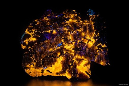 Доброе утро, Заполярье!. А вы знали, что некоторые минералы Хибин могут светиться в темноте под ультрафиолетом? Содалит вспыхивает ярко-оранжевым, фторапатит сияет нежно-фиолетовым, а кальцит переливается оттенками от...