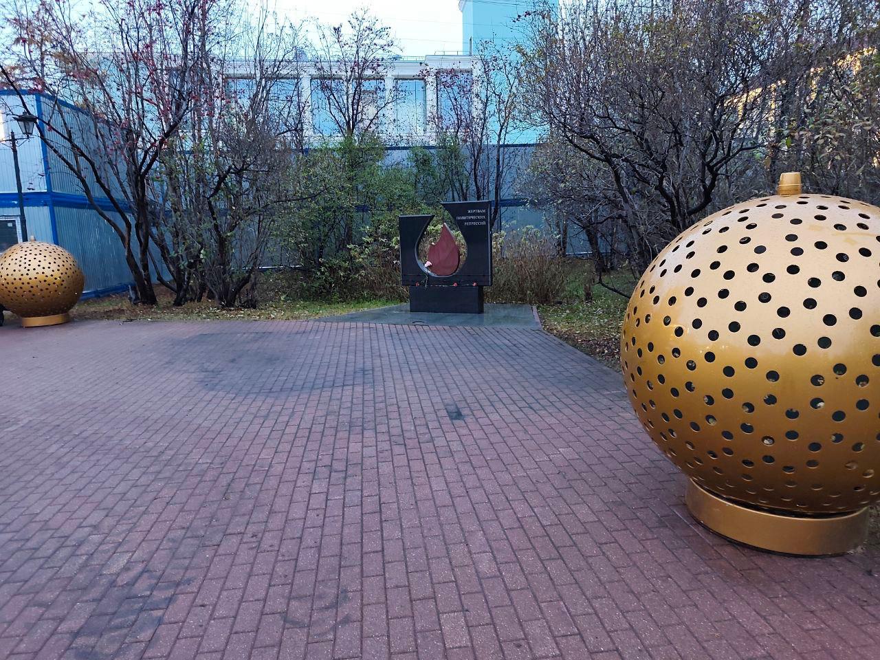 В Мурманске навели порядок на территории памятника жертвам политических репрессий