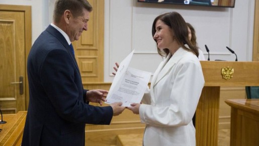 Представителям Единого волонтерского центра Мурманской области Дарье Монастыревой и Наталье Зениной вручили благодарственные письма Совета Федерации