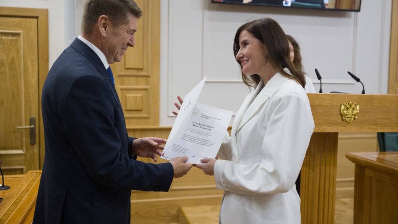 Представителям Единого волонтерского центра Мурманской области Дарье Монастыревой и Наталье Зениной вручили благодарственные письма Совета Федерации