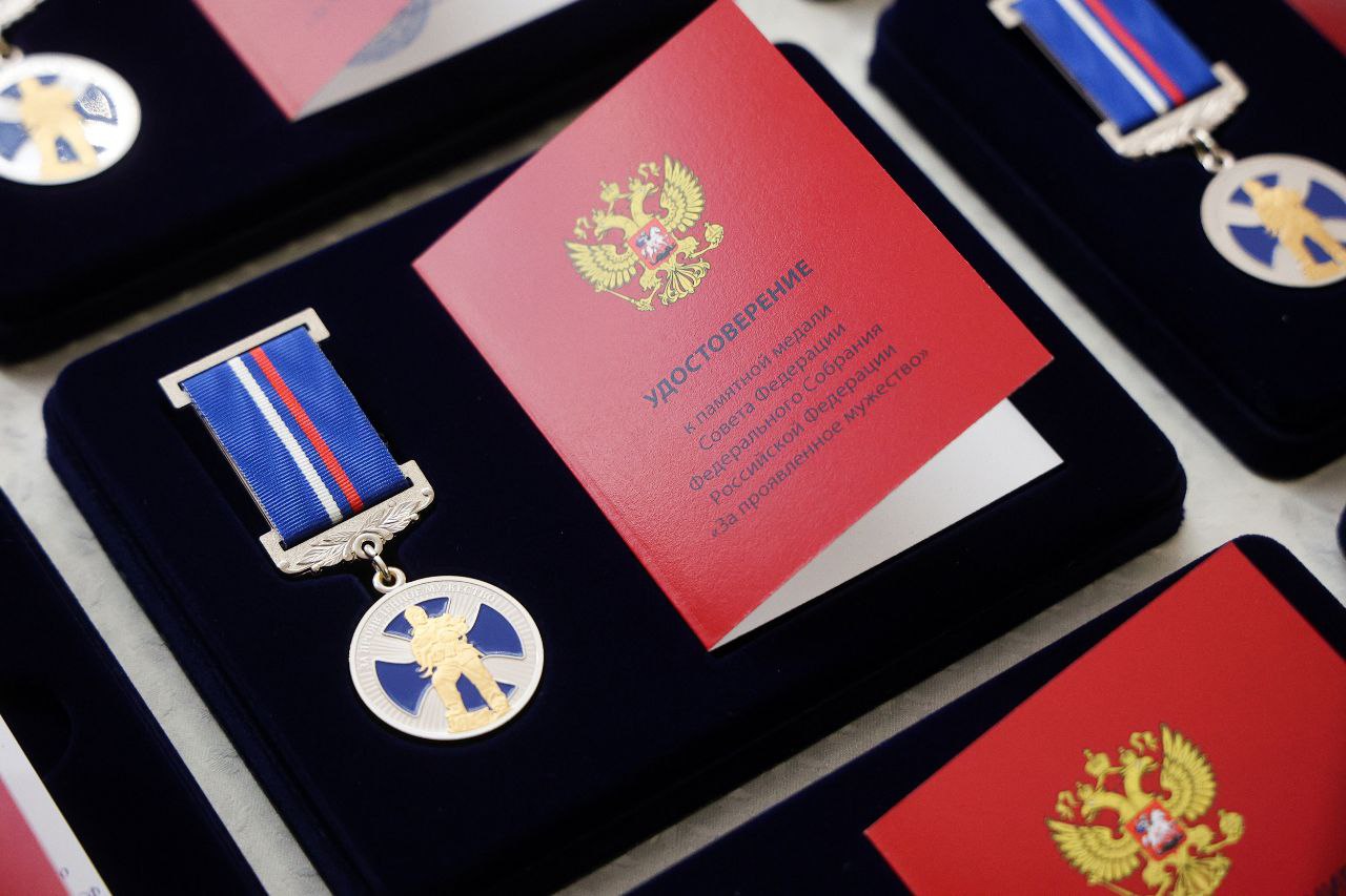 В Совете Федерации памятной медалью «За проявленное мужество» наградили юных хоккеистов из Никеля и Кандалакши В Совете Федерации памятной медалью «За проявленное мужество» наградили юных хоккеистов из Никеля и Кандалакши