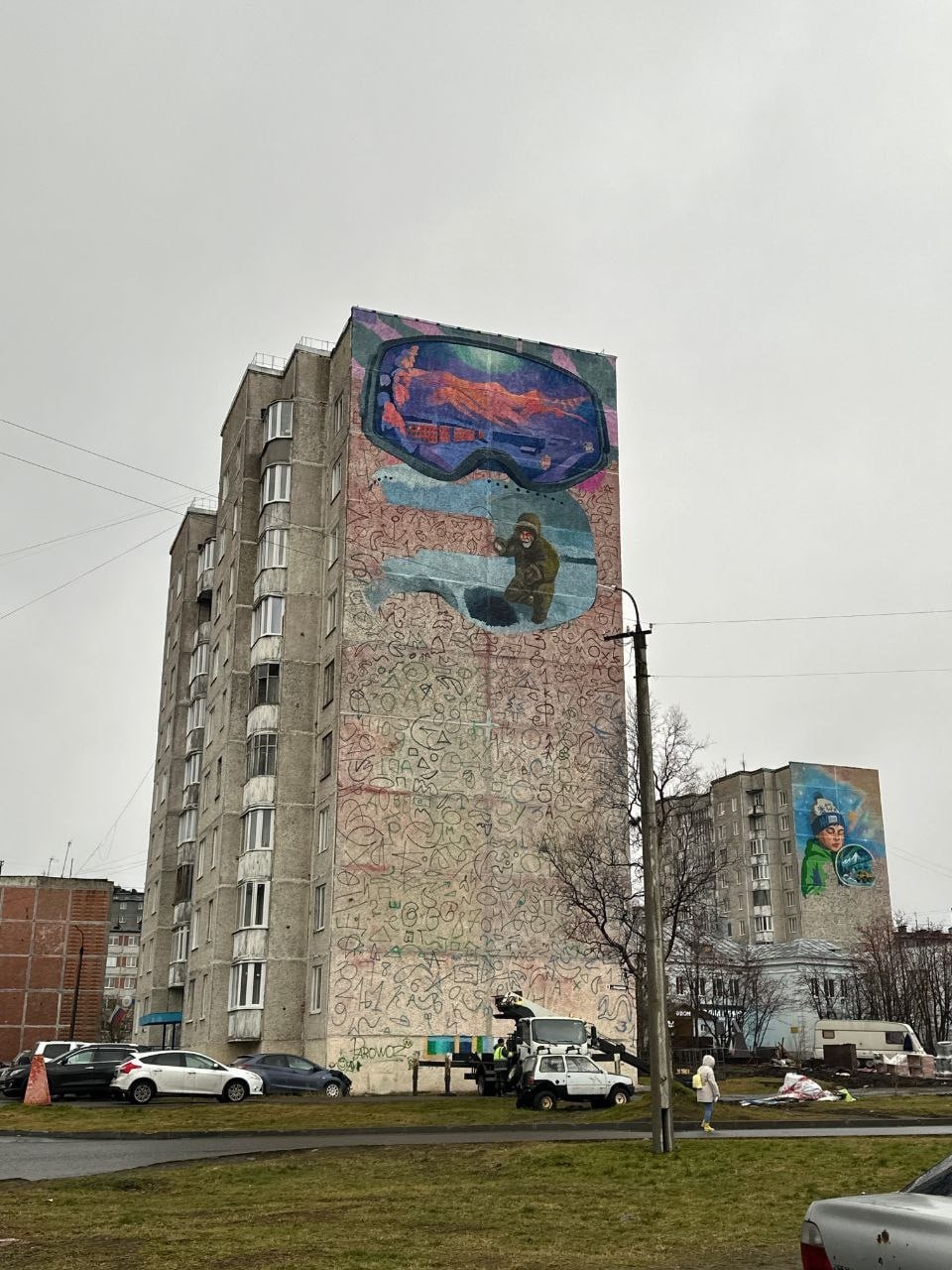 Доброе утро, Заполярье!. В Кировске художники Илья Байдак и Евгений Урбанович создают два новых мурала на улице Кондрикова Доброе утро, Заполярье!. В Кировске художники Илья Байдак и Евгений Урбанович создают два новых мурала на улице Кондрикова