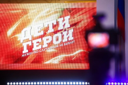 В Совете Федерации памятной медалью «За проявленное мужество» наградили юных хоккеистов из Никеля и Кандалакши