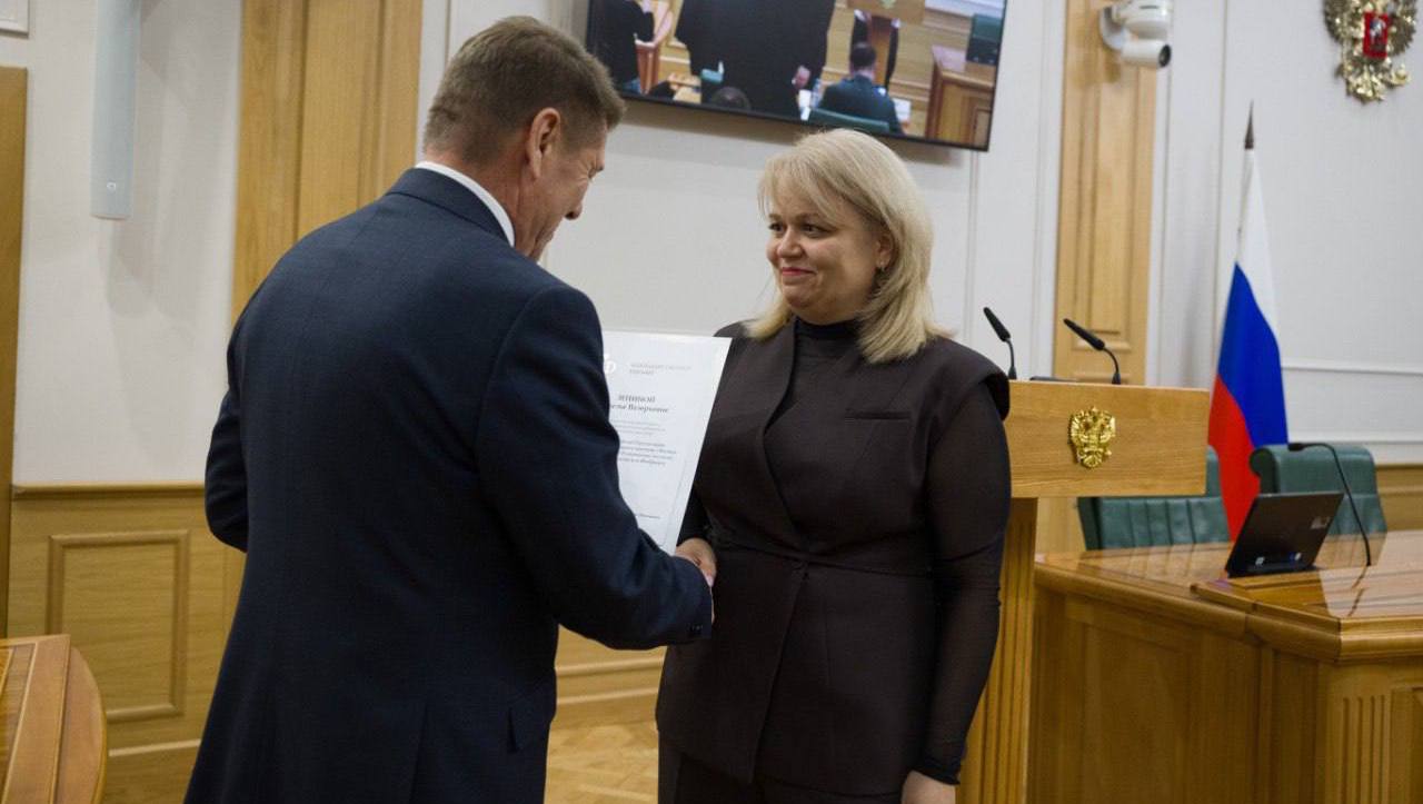 Представителям Единого волонтерского центра Мурманской области Дарье Монастыревой и Наталье Зениной вручили благодарственные письма Совета Федерации Представителям Единого волонтерского центра Мурманской области Дарье Монастыревой и Наталье Зениной вручили благодарственные письма Совета Федерации