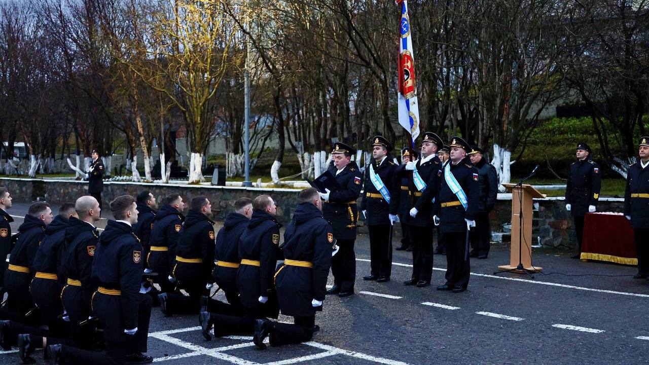 Моряков бригады кораблей охраны водного района Кольской флотилии разнородных сил Северного флота посвятили в гвардейцы Моряков бригады кораблей охраны водного района Кольской флотилии разнородных сил Северного флота посвятили в гвардейцы