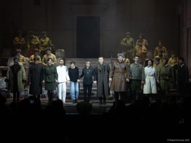 Народный артист СССР, дирижер Юрий Башмет представил в Мурманске спектакль «Живые и мёртвые. Солдатами не рождаются»